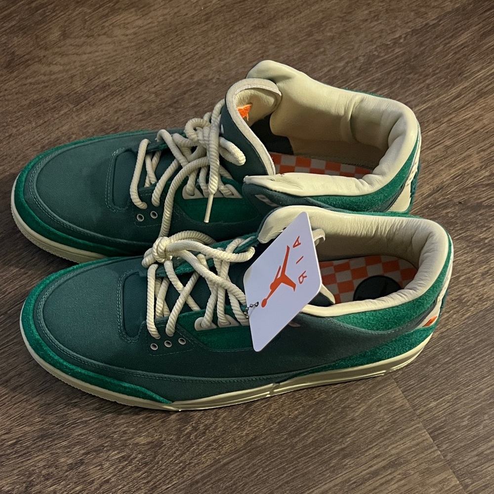 Jordan Men's Teal and Cream Sneakers